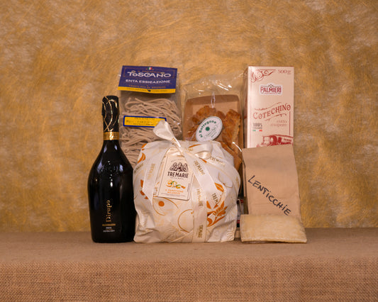 I 7 prodotti del cesto «Tradizione di Famiglia» disposti sul fondo di juta, fra cui Panettone Tre Marie, Valdobbiadene DOCG ExtraDry Dirupo e Cotechino Palmieri, e gli altri.