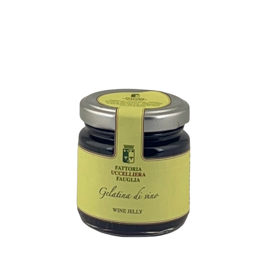 Vasetto di gelatina al vino rosso della Fattoria Uccelliera, gelatina scura, su fondo bianco