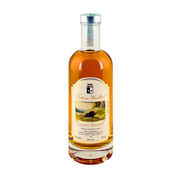 Bottiglia di Grappa Riserva della Fattoria Uccelliera, distillato ambrato in bottiglia slanciata, su fondo bianco