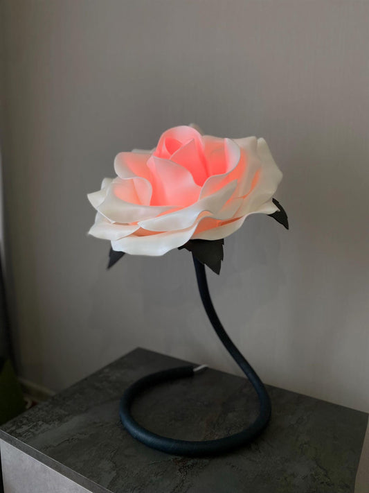 Rosa Bianca a Stelo Curvo — GlowBlooms, fatto a mano a Collesalvetti