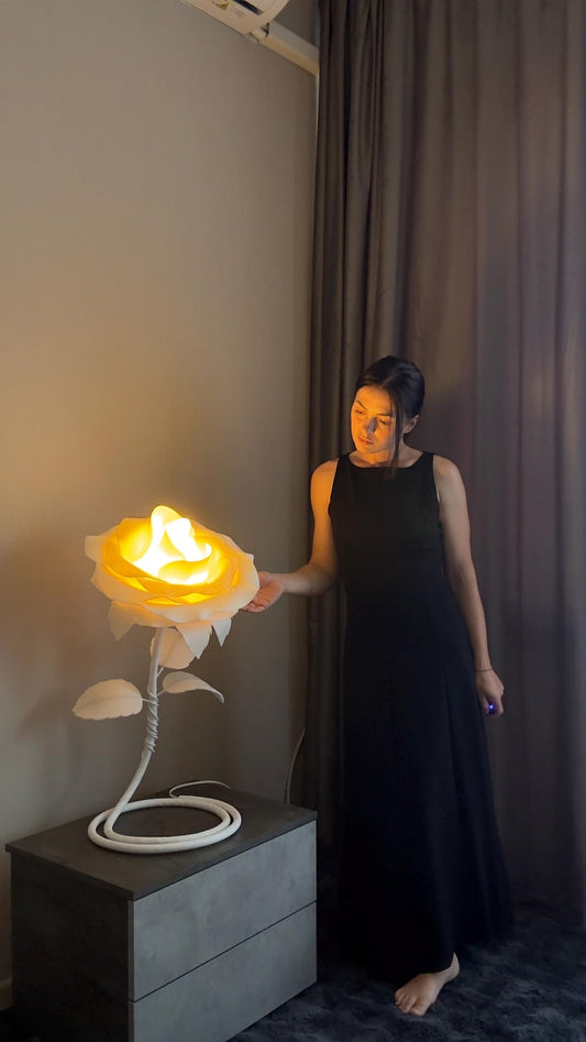 Rosa bianca da comodino — GlowBlooms, fatto a mano a Collesalvetti
