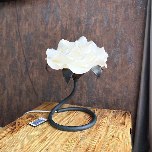 Rosa Bianca a Gambo Nero — GlowBlooms, fatto a mano a Collesalvetti