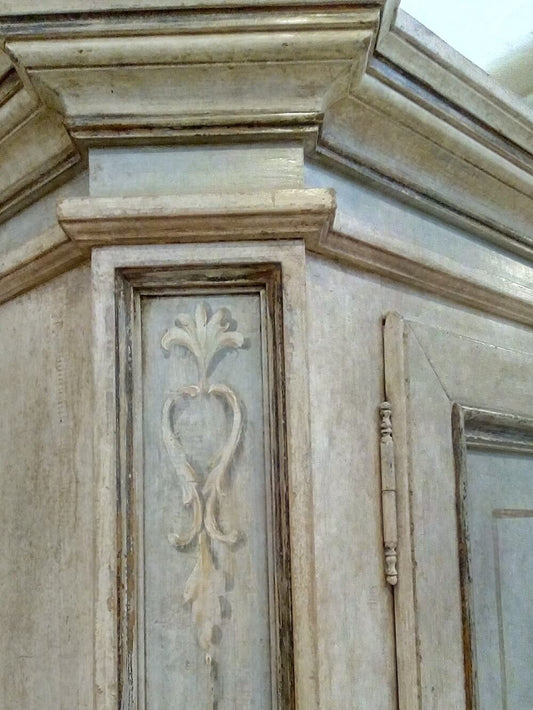 Dettaglio della cornice in alto e dell'attacco del girale sull'anta destra