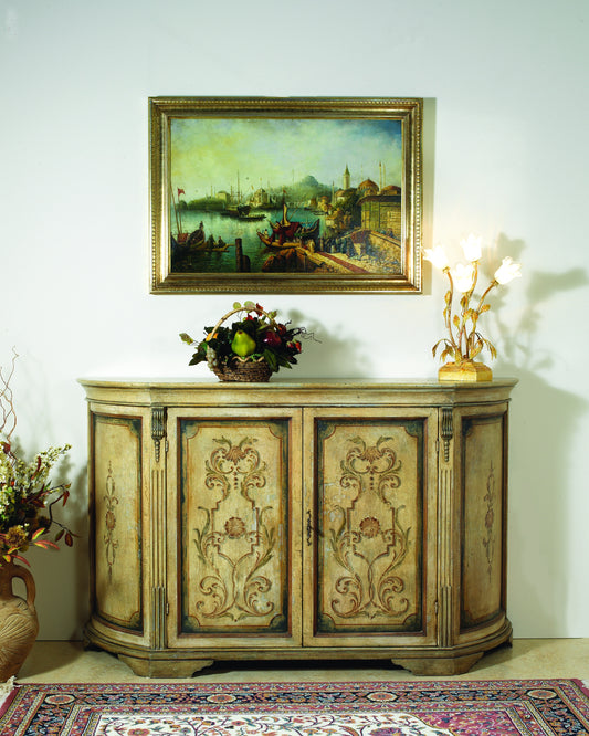 La credenza 415 contro una parete chiara, con il fronte curvo e i girali blu e mattone dipinti sul fondo tortora