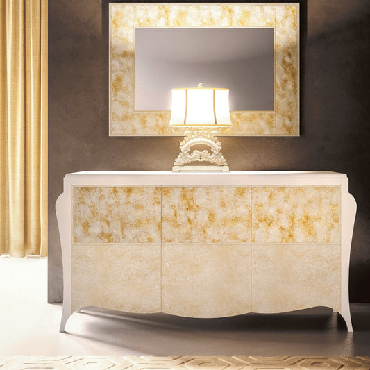 La credenza 866 sotto la specchiera 1637: le tre ante in specchio roccia oro dentro il telaio avorio