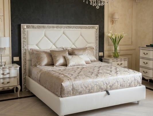 Il letto di tre quarti, con il giroletto imbottito bianco e la maniglia del contenitore