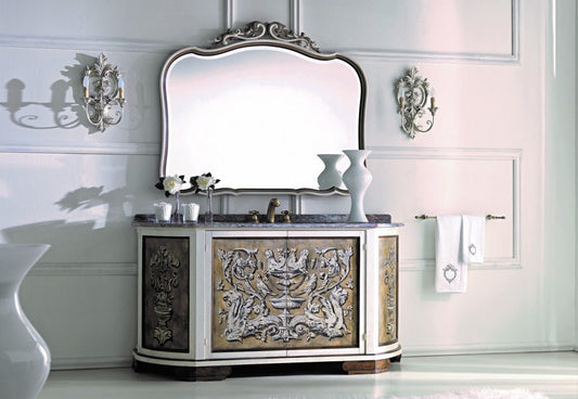 Il mobile bagno 508 con la specchiera 1580 e le due appliques 3005: il fronte a rilievo e il piano in marmo