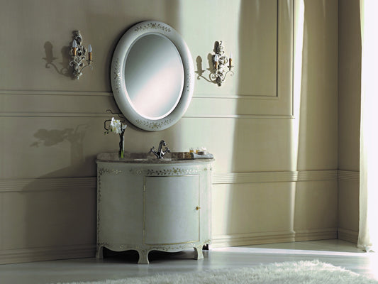 Il mobile bagno 518 a parete con il piano in marmo, la specchiera ovale 1587 e le due appliques 3004