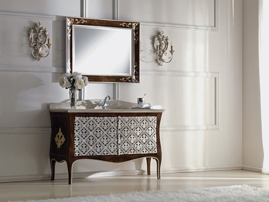 La 1572 appesa sopra un mobile bagno della bottega: il mobile e le appliques non sono compresi