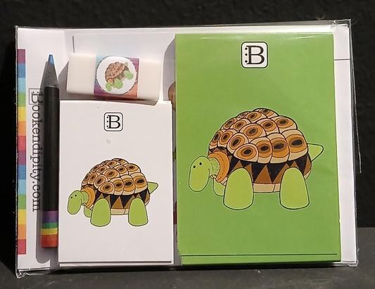 Il kit Leggi & Colora dedicato alla Tartaruga, chiuso nella busta: i due taccuini, la matita, il righello e la gomma