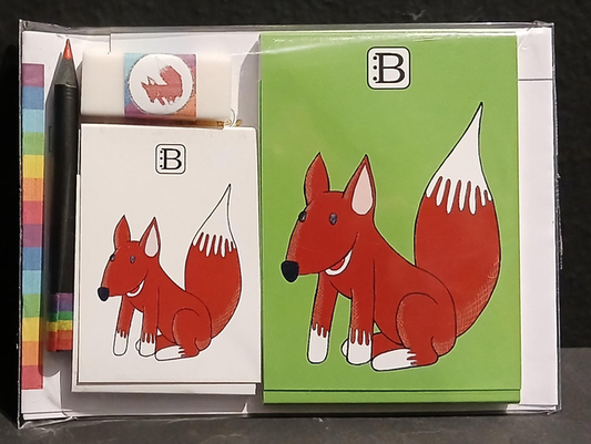 Il kit Leggi & Colora dedicato alla Volpe, chiuso nella busta: i due taccuini, la matita, il righello e la gomma