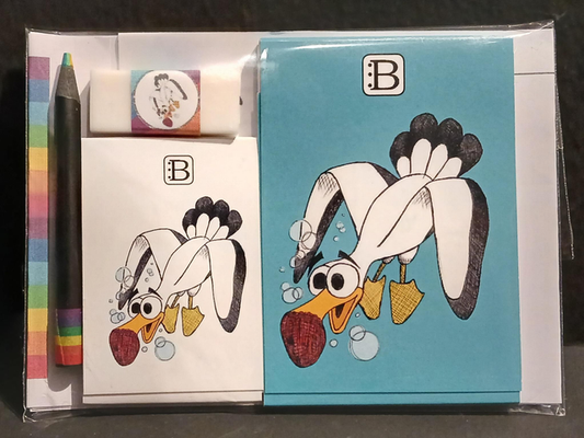 Il kit Leggi & Colora dedicato al Gabbiano, chiuso nella busta: i due taccuini, la matita, il righello e la gomma