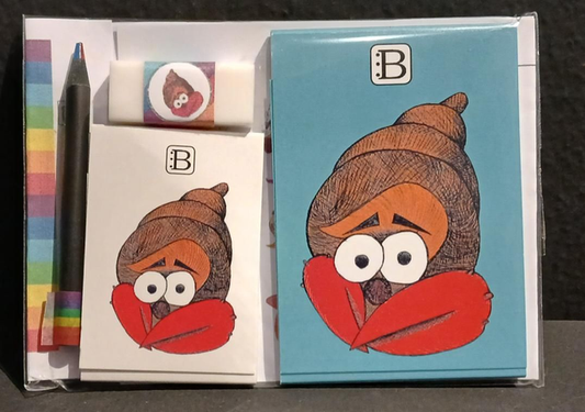 Il kit Leggi & Colora dedicato al Paguro, chiuso nella busta: i due taccuini, la matita, il righello e la gomma