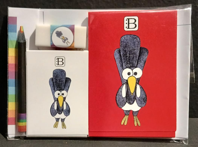 The Leggi & Colora kit dedicated to Gazza Ladra, closed in the envelope: the two notebooks, the pencil, the ruler and the eraser