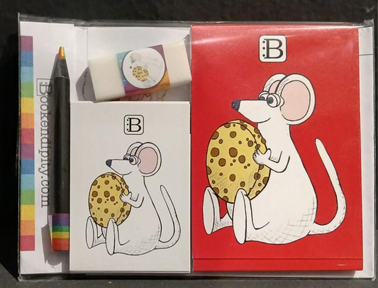 Il kit Leggi & Colora dedicato al Topo Bianco, chiuso nella busta: i due taccuini, la matita, il righello e la gomma