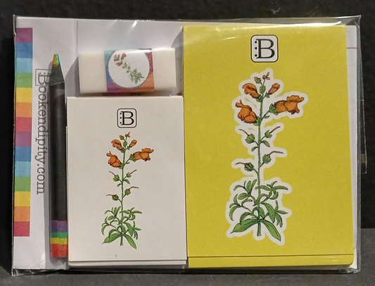 Il kit Leggi & Colora dedicato alla Bocca di Leone, chiuso nella busta: i due taccuini, la matita, il righello e la gomma