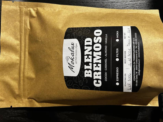 Il sacchetto da mezzo chilo della miscela Blend Cremoso, con l'etichetta nera di lato