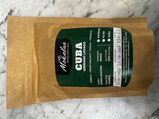 Il sacchetto kraft con l'etichetta verde del Cuba Serrano Lavado