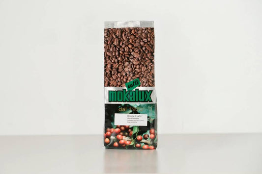 Il pacco del decaffeinato Mokalux macinato, sul fondo chiaro