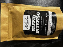 Il sacchetto kraft da un quarto di chilo della miscela Blend Intenso, con l'etichetta nera