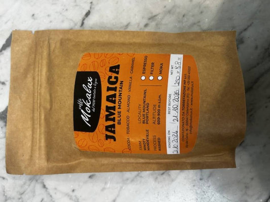 Il sacchetto kraft con l'etichetta arancione del Jamaica Blue Mountain