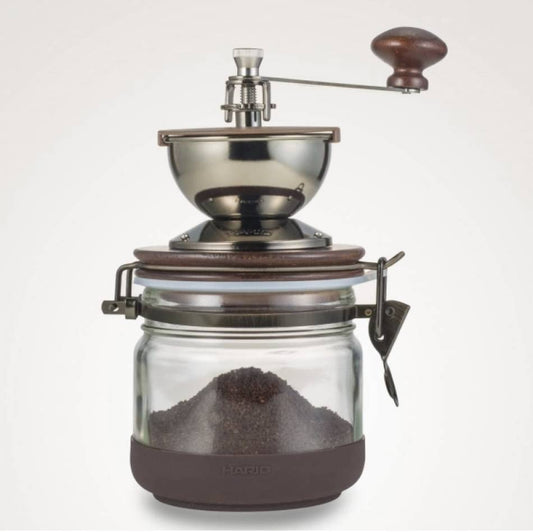 Il macinino con il barattolo di vetro pieno di caffe appena macinato