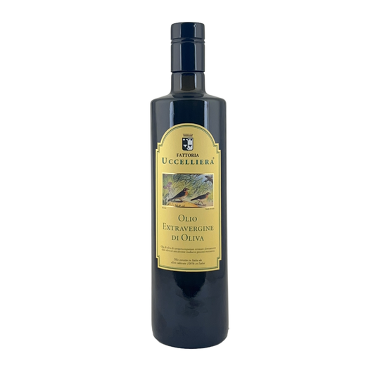 Bottiglia da tre quarti di litro di olio extravergine di oliva della Fattoria Uccelliera su fondo bianco