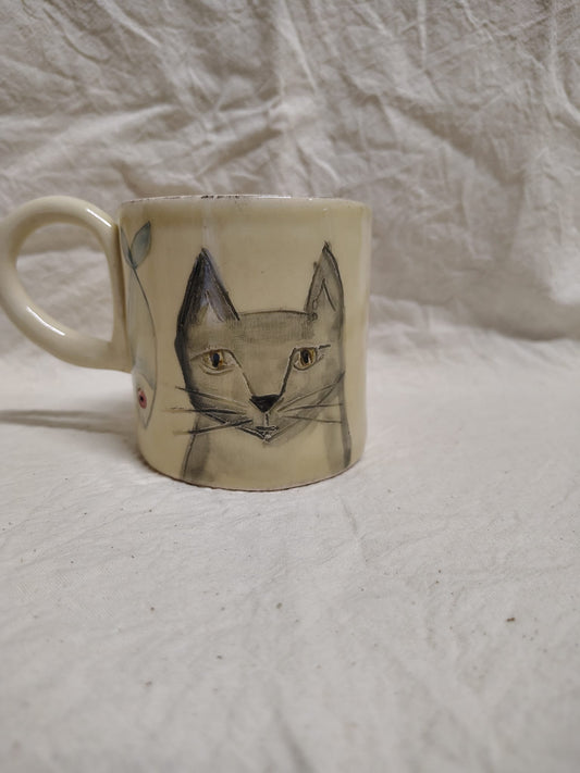 Tazza con il muso di un gatto grigio dipinto a mano