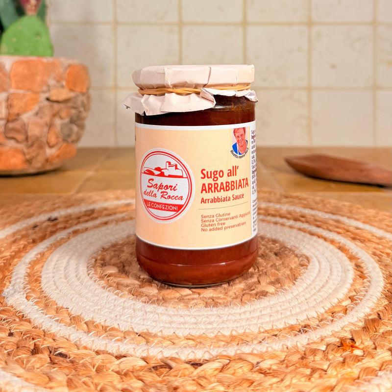 Il vasetto di Sugo all'arrabbiata con l'etichetta rossa, sul centrino all'uncinetto