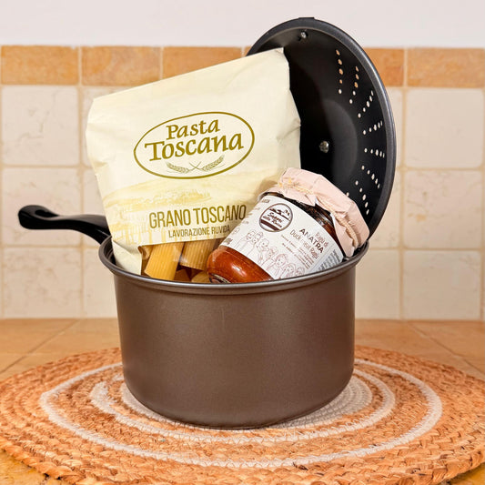 La pentola scolapasta col pacco di pasta toscana e il vasetto di sugo dentro