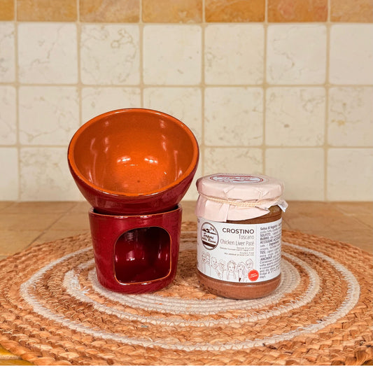 Il fornellino di ceramica con la ciotola arancione sopra, accanto al vasetto di crostino toscano