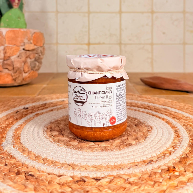 Il vasetto di Ragù chiantigiano con l'etichetta azzurra, sul centrino all'uncinetto