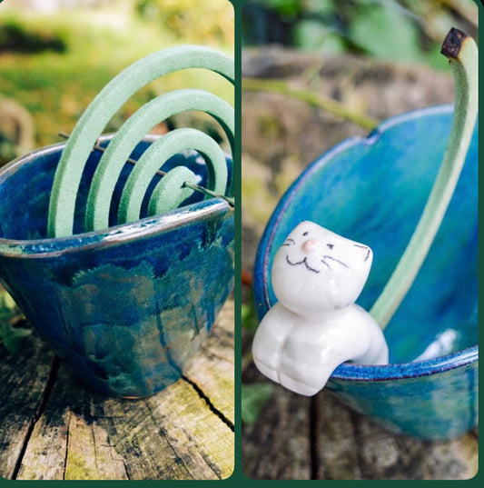 Due riquadri affiancati: la spirale infilata nel supporto blu e un gattino di ceramica appoggiato al bordo.