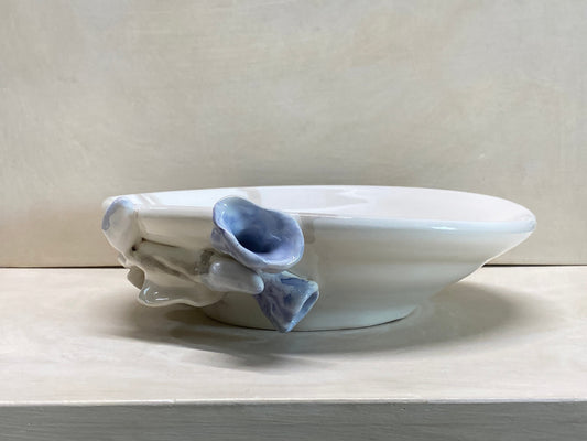 Ciotola grande bianca con fiore blu in ceramica