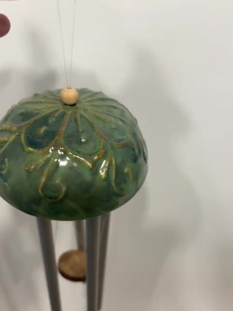 Dettaglio della calotta verde lavorata a solchi, vista da vicino.