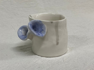 Bicchiere bianco con fiore blu, senza manico