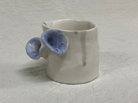 Bicchiere bianco con fiore blu, senza manico