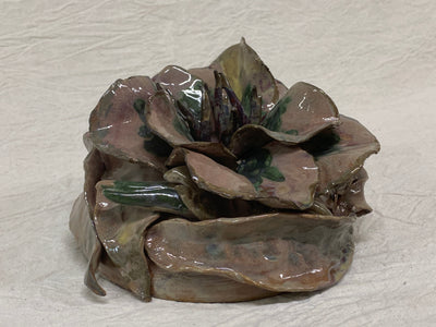 Scultura di peonia in terra rossa