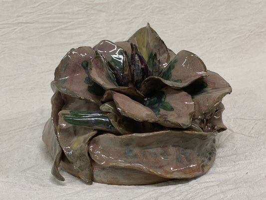 Scultura di peonia in terra rossa