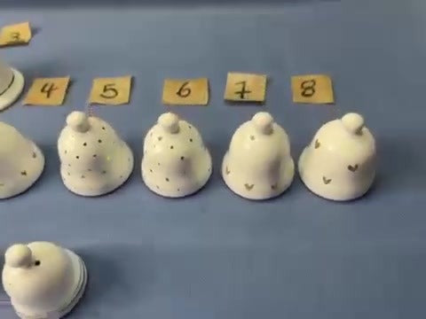 Le mignon in primo piano, con i puntini dorati dipinti a mano.