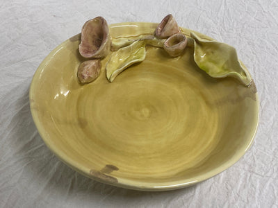 Piatto centro tavola in ceramica con fiori miele