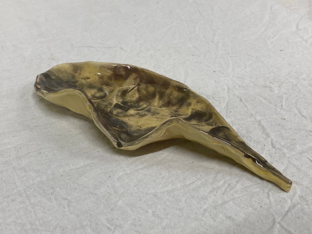Long leaf in black ceramic