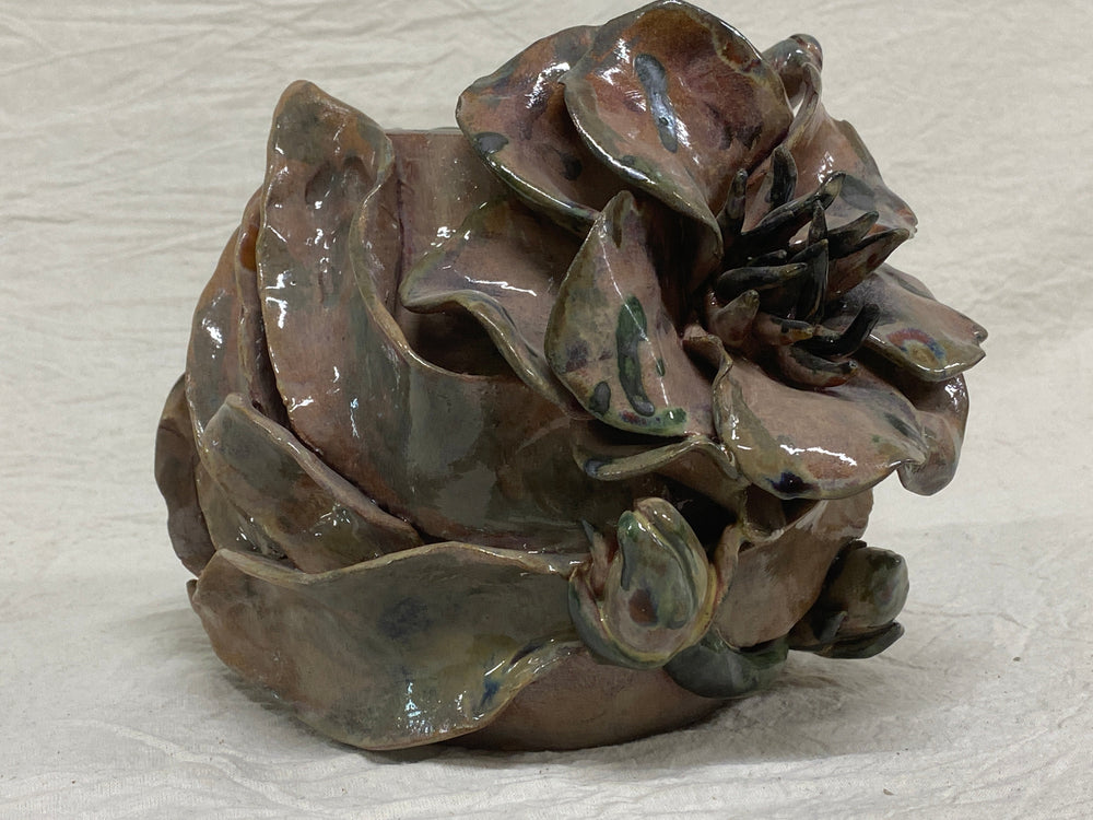 Vaso in terra rossa con peonia modellata