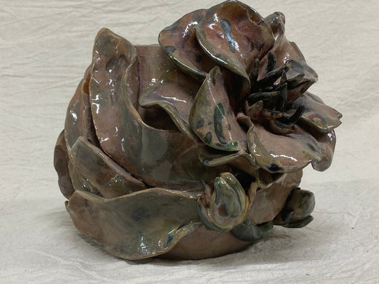Vaso in terra rossa con peonia modellata