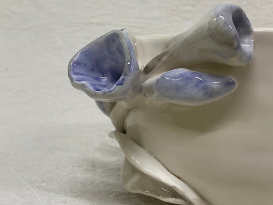 Vaso bianco fiori blu, veduta laterale