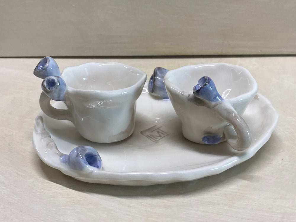 Set di due tazzine da caffè con piattino, fiori blu