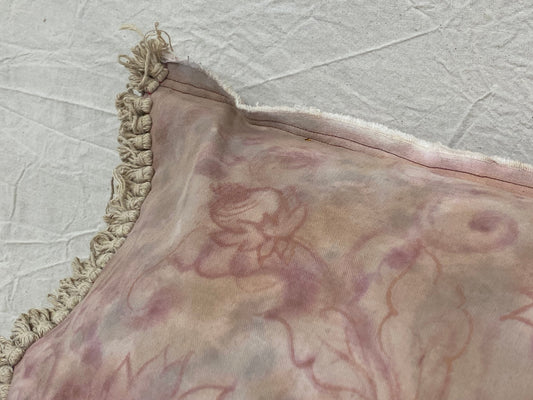 Cuscino fiori su lino, dettaglio della pittura