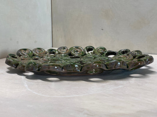 Vassoio ovale verde, dettaglio dei buchi sul bordo
