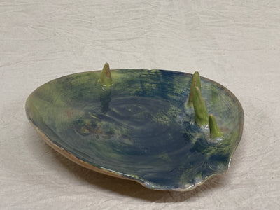 Piatto grande verde e blu con cactus dipinti