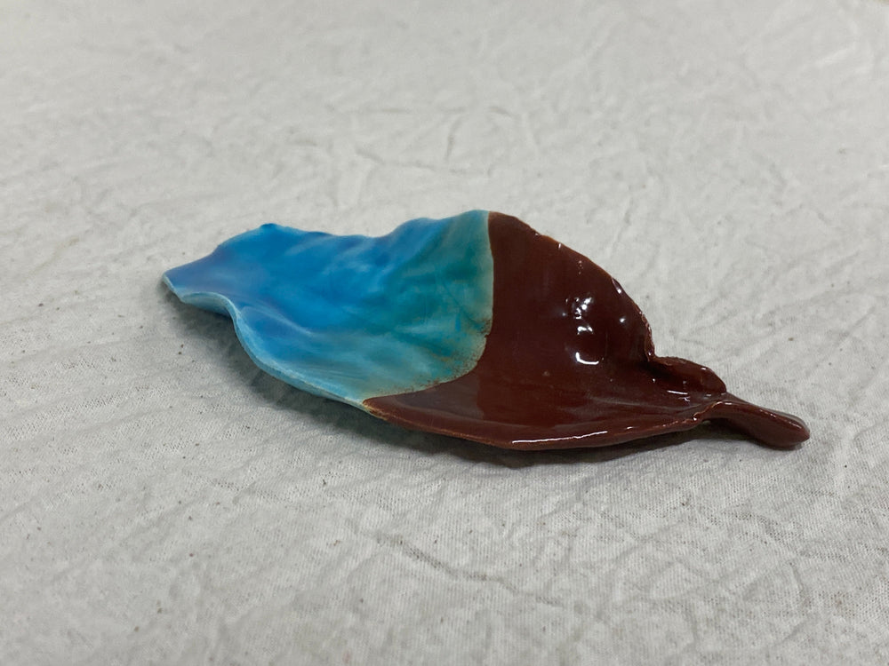 Leaf in light blue ceramic